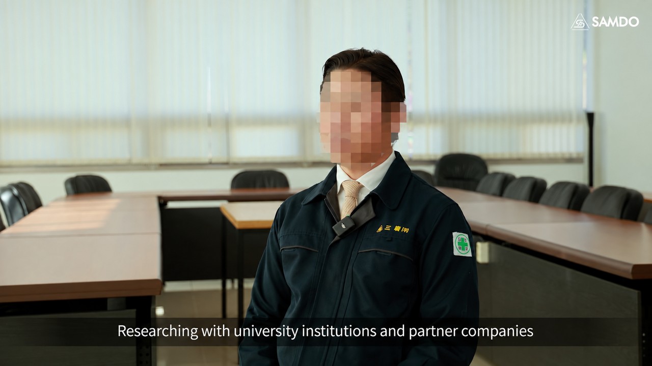 회의실에서 진행하는 기업 인터뷰 장면