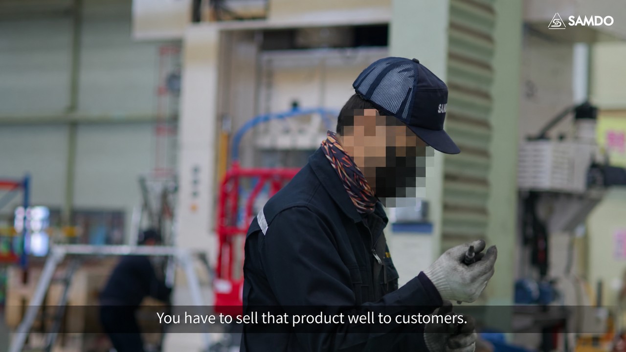 보호구를 착용하고 생산 현장을 점검하는 작업자