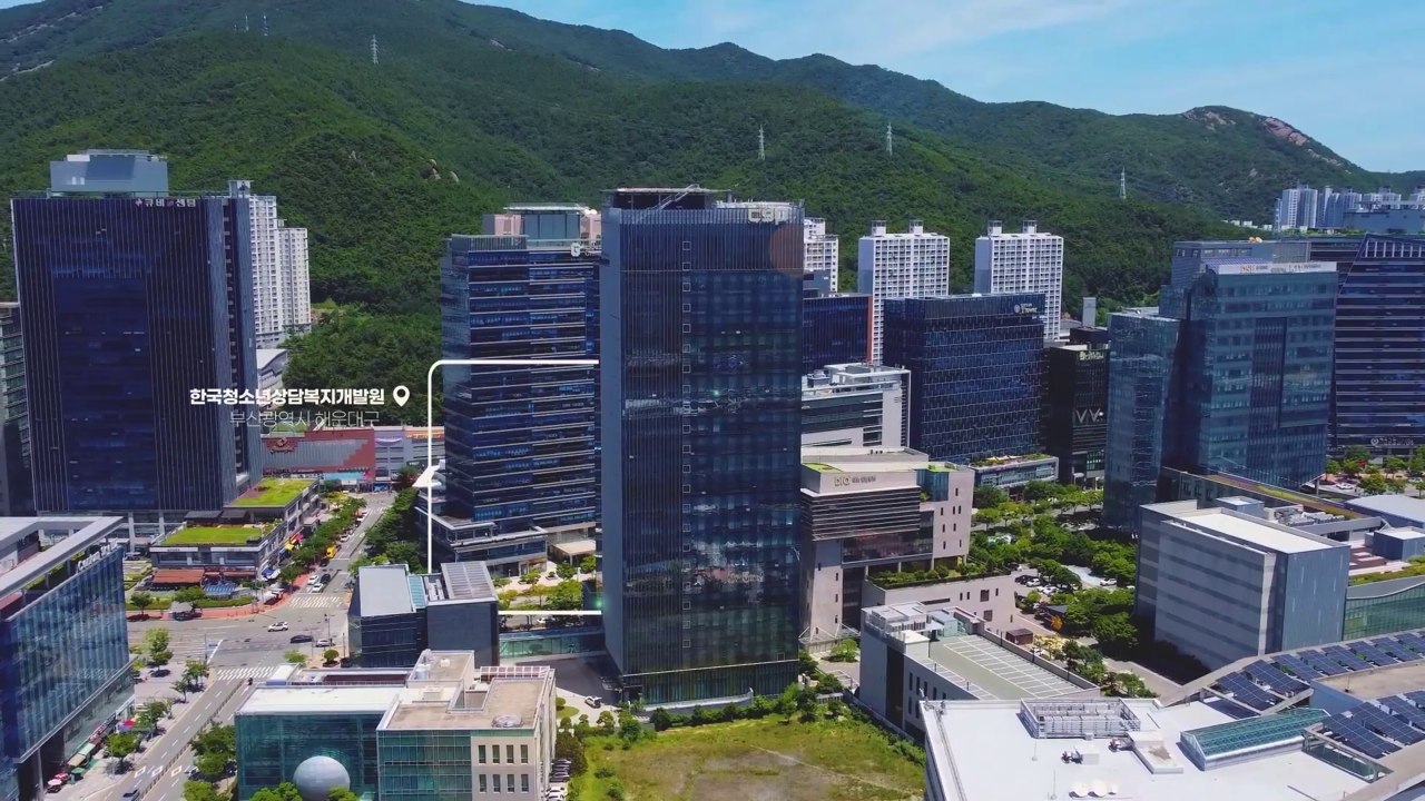도시 건물 전경에 기관 위치를 표시한 항공 영상 장면
