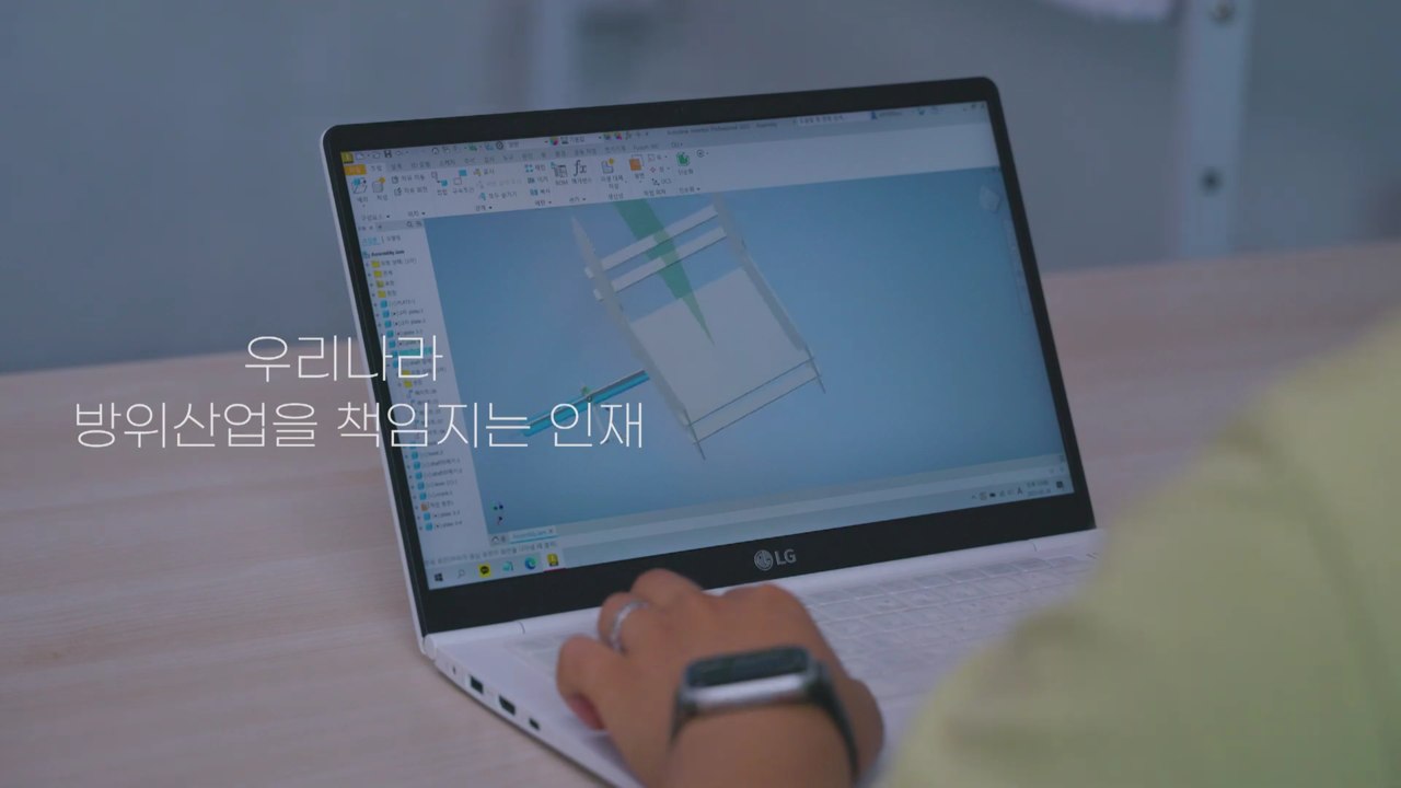 노트북에서 설계 화면을 확인하는 손과 작업 장면