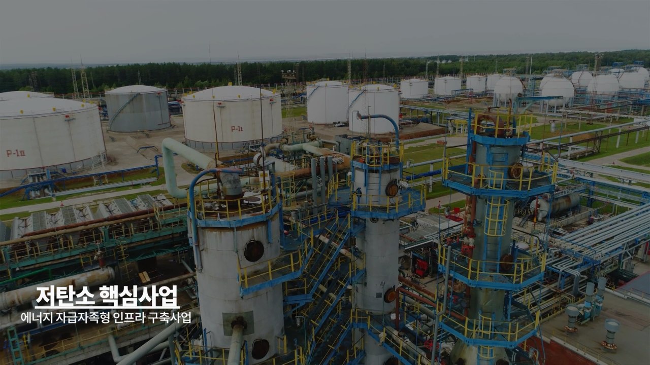 저장 탱크와 배관이 배치된 산업 시설 전경