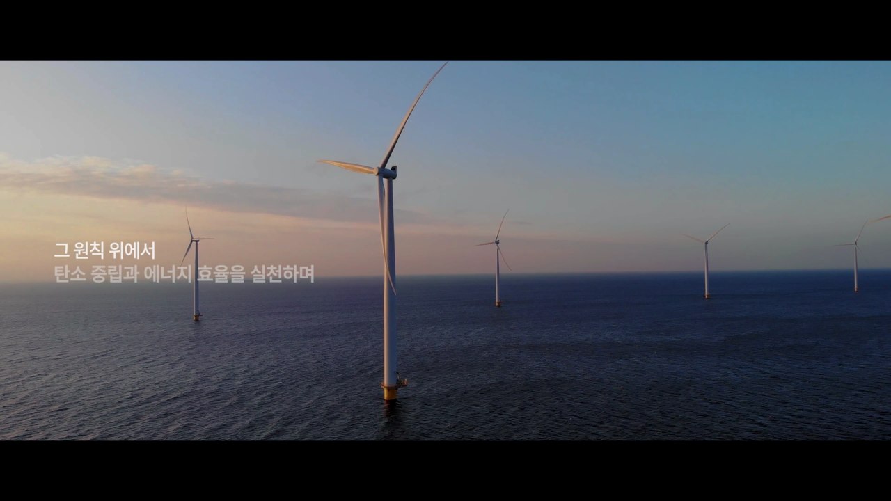 해상 풍력발전 설비와 바다를 함께 담은 항공 영상 장면